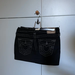 True religion jeanskjol - Superfin true religion jeanskjol. Jag har sytt den så det finns några fel (lite trådar här och där) men annars är den i väldigt bra skick! Skriv för mått❣️
