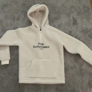 Peak Performance Hoodie - Skick 10/10. Nästan aldrig använd. Skriv för mer frågor. Köparen står för frakt.