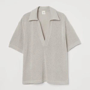 H&M stickad topp ljusbeige - Ljusbeige tröja / piké från H&M i strl S. Säljer likadana i mörkgrå & duvblå om intresse finns. Finns i Sundbyberg eller skickas mot fraktkostnad.