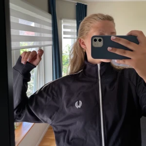 Kofta  - Sååå najs fred Perry tröja🤩 vit dragkedja, fickor, krage svart tyg med vita detaljer. Strl M herr modell använd fåtal gånger i princip ny skick! 600kr + frakt 