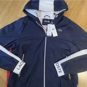 Lacoste Jacka - Jättefin Lacoste jacka i nyskick i storlek L.