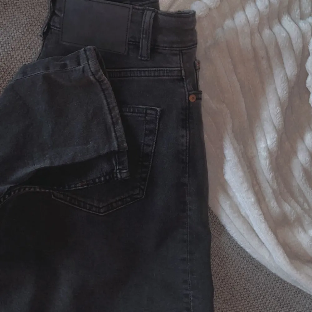 Säljer ett par grå jeans med slit längst ner. Kommer inte till användning. Pris kan diskuteras . Jeans & Byxor.
