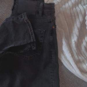 Säljer ett par grå jeans med slit längst ner. Kommer inte till användning. Pris kan diskuteras 
