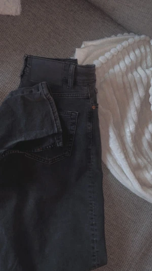 Jeans  - Säljer ett par grå jeans med slit längst ner. Kommer inte till användning. Pris kan diskuteras 