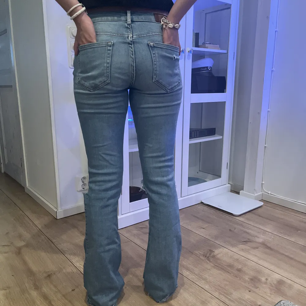 Säljer dessa jättesnygga jeans från Cubus som är köpta för något år sedan och då inte finns kvar💗. Jeans & Byxor.