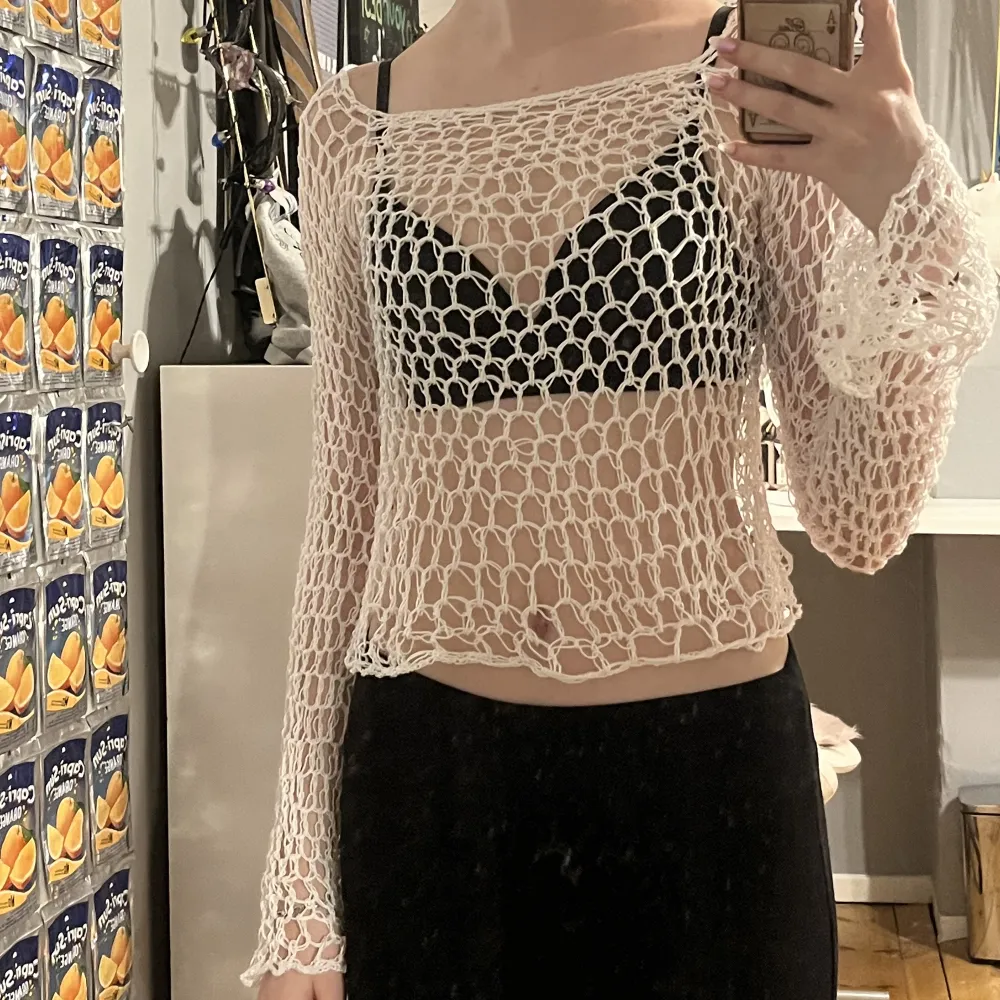 Nät virkad vit tröja. Super snygg över bikini. Passar Xs eller S. Pris går att diskutera . Neuletakit & Villapaidat.