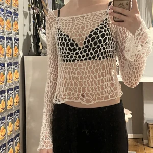 Virkad långärmad tröja - Nät virkad vit tröja. Super snygg över bikini. Passar Xs eller S. Pris går att diskutera 
