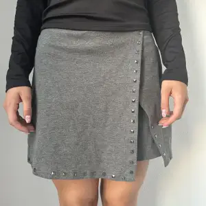 Säljer denna speciella kjol/shorts köpt på zaras barnavdelning och är i en storlek 164/xs/s, är väldigt stretchiga. Aldrig använda! 