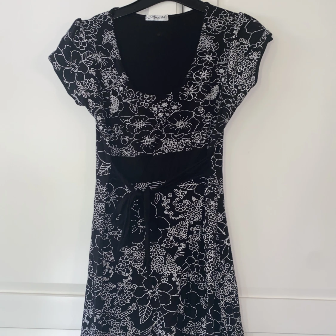 Svart klänning med blommor