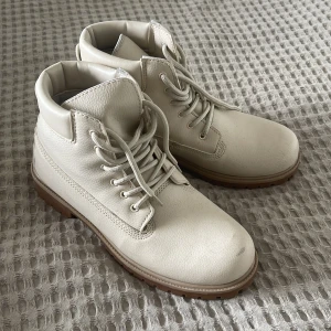 Boots/kängor/stövlar - Skor från Nelly, använda ca 5 ggr (bra skick) 