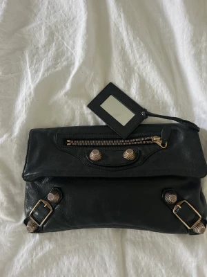 Balenciga clutch - Säljer min svarta balenciaga clutch. Köpt för ca 2 år sedan och använd ett fåtal gånger.❤️
