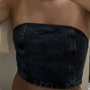 Topp - Denim-topp från NAKD  Passar dem som har xs också! 