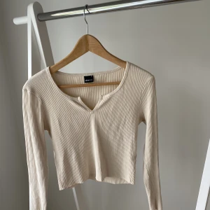 Topp från Gina - Söt liten beige topp från Gina Tricot som inte kommer till användning längre💕💕