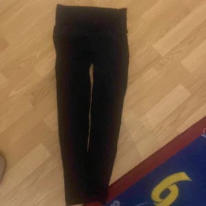 Tights svarta - Sköna svarta tights i storlek S säljer pga inte använda på länge, materialet har lite små hål över hela tightsen vilket gör att dem blir lite mer luftiga nu på sommaren med, jag upplever inte dem som genomskinliga