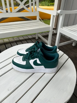 Nike Air Force 1 - Säljer mina egen designade Nike Air Force 1, då dom inte kommer till användning! Fint skick då dom är använda fåtal gånger. Nypris 1100-1300
