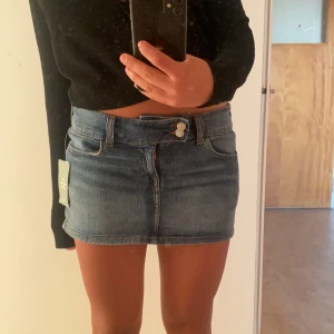 Lågmidjad jeanskjol  - Säljer denna trendiga Lågmidjade jeanskjol från hm. Helt nt med lappar kvar, säljer då jag har flera liknande. Köpt för 250. Väldigt fin färg och passar till allt speciellt nu till sommar 