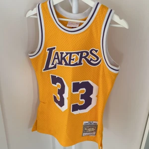 Lakers linne, basket linne  - Knappt använd lakers tröja. Den är original och kostar ca 1200kr ny pris.  Säljs för 500kr.  Storleken är XS men passar även S