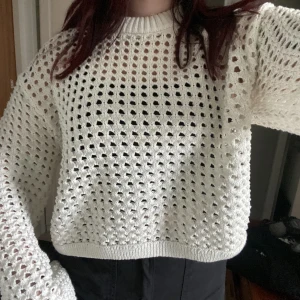 Vit tröja - Supersnygg tröja från H&M som dessvärre vara blivit hängandes i garderoben. Aldrig andnöd, endast testad. 