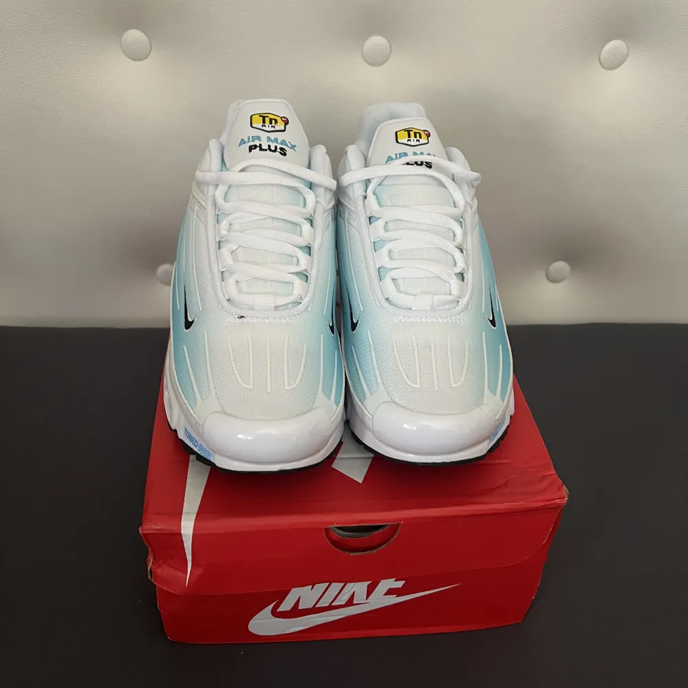 Säljer mina oanvända Nike Air Max 3 då jag fick dem i present och ej vill ha dem. Skor.