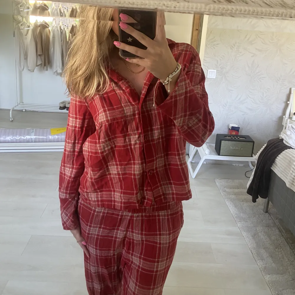 En jätte fint pyjamas sett! Storlek m i båda delarna! . Kostymer.