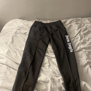 Palm angels byxor - Säljer mina Palm angels byxor som inte kommer till nån användning längre. Dom är i storlek L men är väldigt liten i storlek och jag har egentligen S på byxor❤️