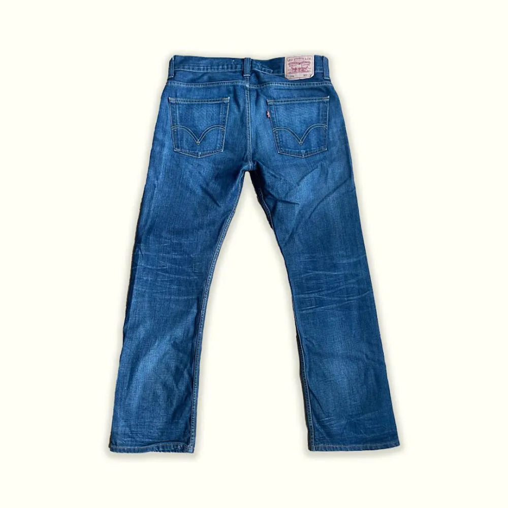 Längd: 107 cm Midja: 44 cm Benöppning: 23 cm  (Mätt på byxan när den ligger ner) Cond: vintage  Snabb deal = bättte pris  Perfekt för sommaren. Jeans & Byxor.