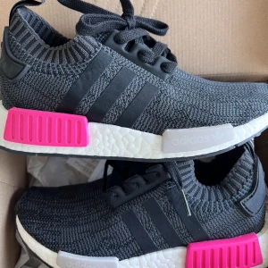 Adidas NMD 1  - Hejsan!, säljer dessa Adidas Nmd 1 i storlek 37. Nypris: 1599kr Träningsskor😁 De är använda endast 1 gång som sedan har dem legat i skolådan sen dess då dessa är mammas skor och hon vill ej ha dem längre pga att hon inte tyckte att dessa skor passade bra.