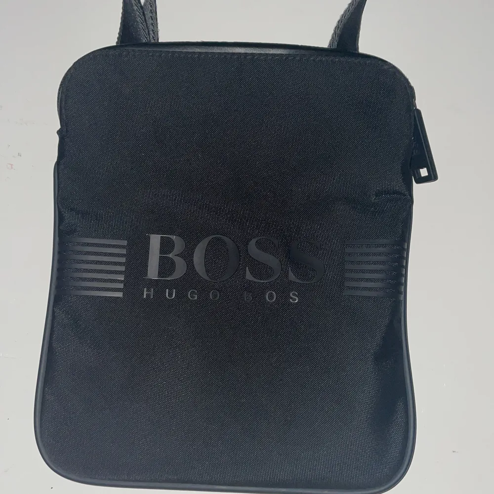 10/10 Hugo boss väska köpt för 1500. Den säljs inte längre. Väskor.