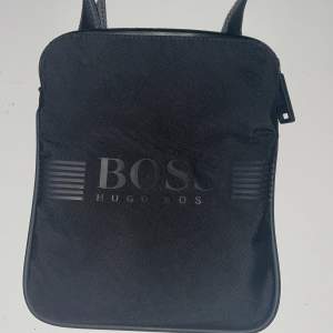 10/10 Hugo boss väska köpt för 1500. Den säljs inte längre