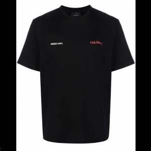 Arigato tshirt  - Säljer en arigato tshirt som inte finns att köpa längre! Nypris runt 800kr❣️👏🏻🎈⚡️ Använd runt 10-15 gånger men i bra skick