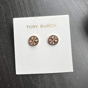 Säljer dessa supersöta örhängen från Tory Burch. Aldrig använda! Prislappen är även kvar! Nypris: 849kr 💕Säljer för 350 exkl. frakt 🥰