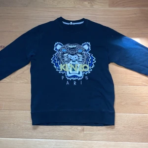 Kenzo tröja - Kenzo tröja aldrig använd säljer för e för stor på mig, jätte bra skick, kan diskutera pris, öppen för byten 