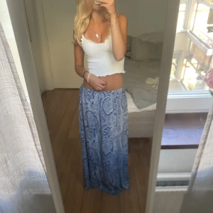 Vit topp - Säljer denna vita topp. Har du någon fråga är det bara att höra av sig🫶🏻