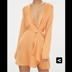 Satinklänning  - Jättefin orange satinklänning från PrettyLittleThing. Använd fåtal gånger och är i väldigt bra skick! Storlek 38❣️