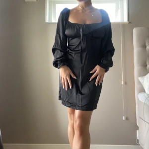 Svart klänning - ALDRIG ANVÄND!! Supersöt svart klänning 