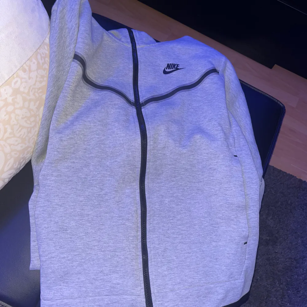 Nike tech hoodie säljer för vill inte ha den längre . Hoodies.