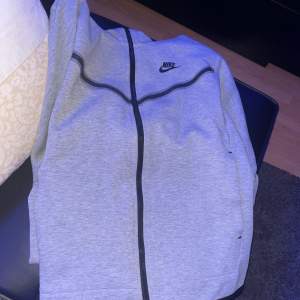 Nike tech hoodie säljer för vill inte ha den längre 