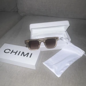 Chimi - Säljer mina chimis med box och dustbag. Modellen är 04 och färgen är ecru. Inga deffekter nypris 1250kr