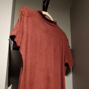 Riktigt vacker röd velour klänning från Nouvelle collection. Storlek 3xl. Endast använd ved två tillfällen och är därför i veldig bra skick. Perfekt ihopsatt med höga boots! 95% polyester och 5% elastane.