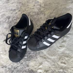 Säljer dessa svarta Adidas Superstars, fick aldrig användning för dom. Dom är i storlek EUR 36 2/3, perfekt för dig med små fötter.  ☀️