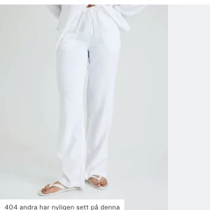 BIKBOK LINNEBYXOR - helt slutsålda bikbok linnebyxor i vitt ( därav priset ), säljer då jag har för många linnebyxor. Sitter så jäkla snyggt och bra längd på mig som är 173. Superfint skick!! 