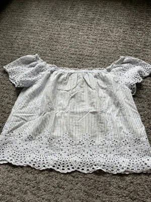 Off shoulder tröja  - Tröja off shoulder från hollister. Med små blommor på även lite spets 