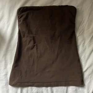 Brun Tubtopp - jättefin brun tubtobb ifrån h&m, säljs då den inte kommer till användning. jättefint skick. 