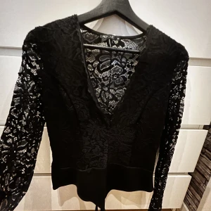 Spetsbody från Nelly - Storlek M  Pris 20