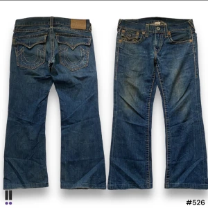 true religion - skitfeta baggy utsvängda trueys  💜ytterben, 100cm💜innerben, 75cm💜midja, 43cm rakt över💜benöppning, 25cm.