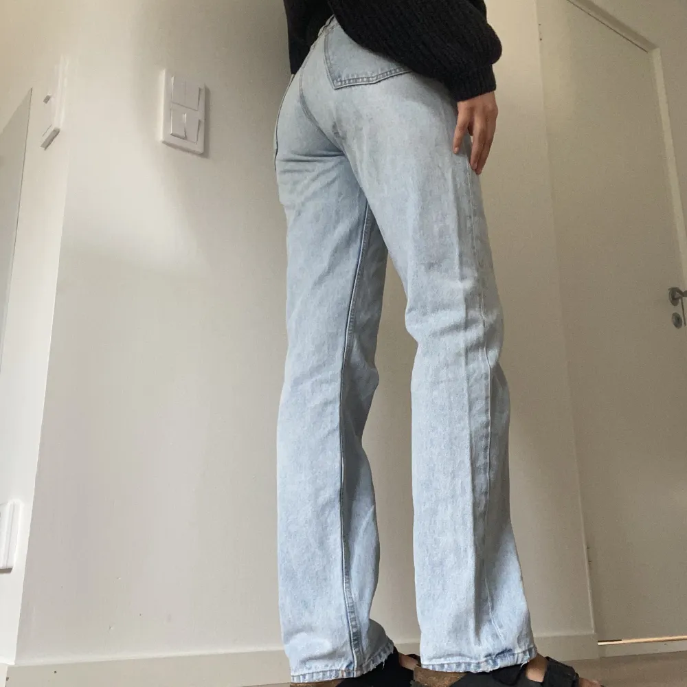 Poplulära jeans med medelhög midja från zara! I storlek 38 och är perfekt långa på mig som är 175. Brukar vanligtvis ha S/M i jeans för referens. Köparen står för frakten🤍  (säljer också dessa i vitt i min profil). Jeans & Byxor.