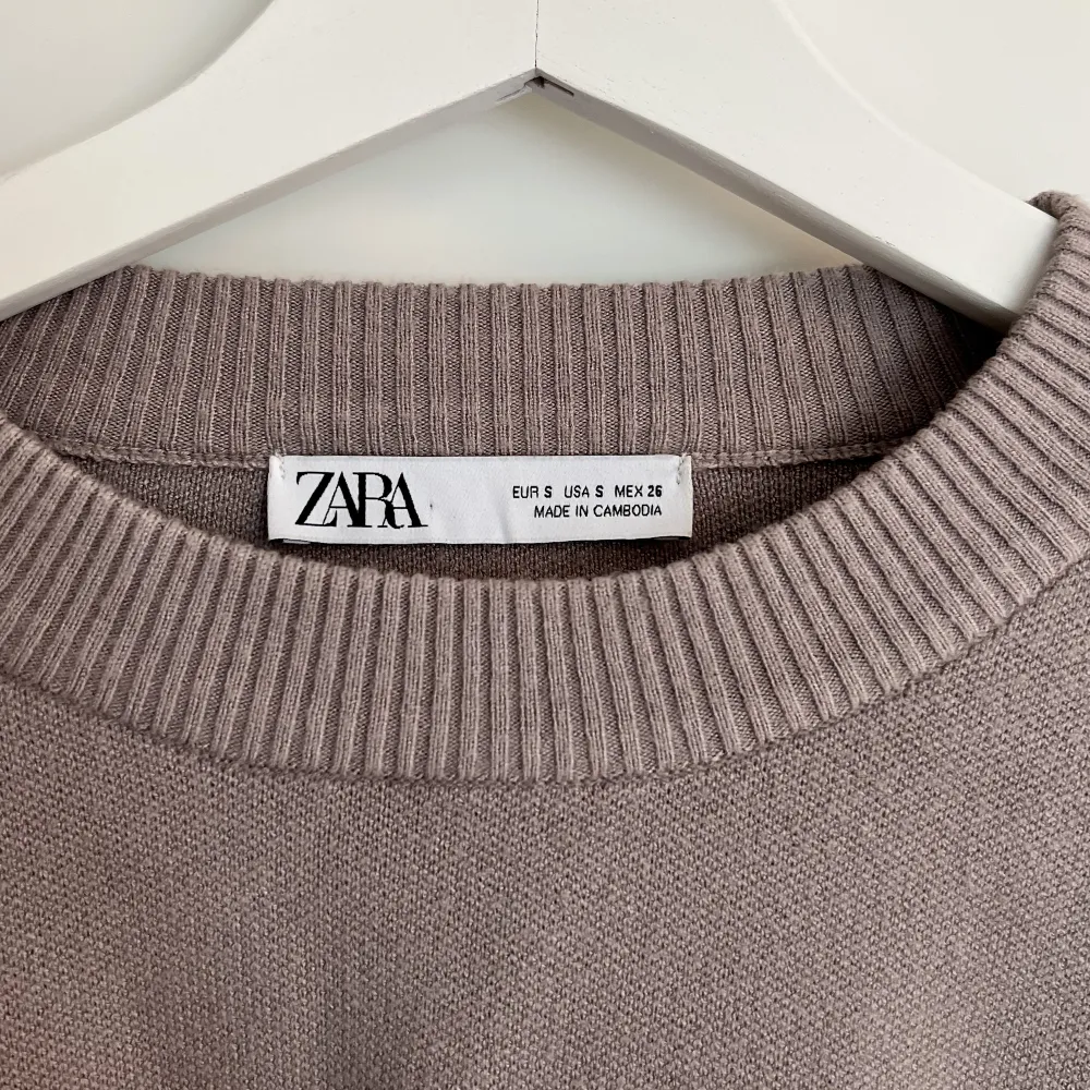 Beige/grå sweater ifrån Zara. Använd ett fåtal gånger och därmed i bra skick. . Hoodies.