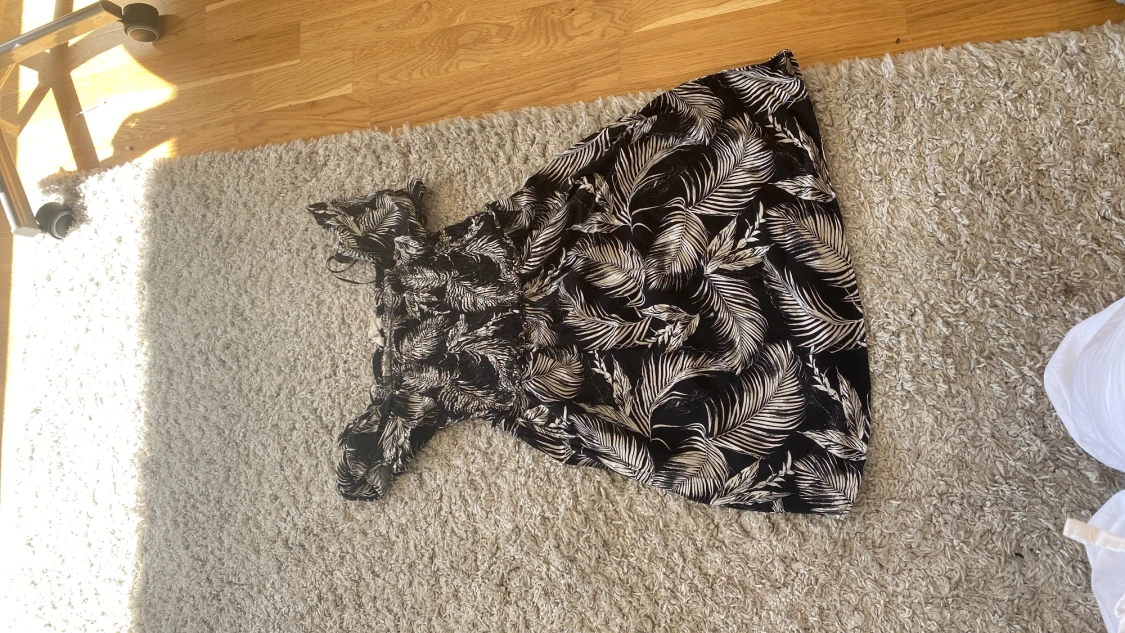 Svart vit klänning mönstrad 