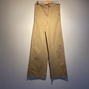 Bruna byxor - Vida bruna byxor med vita sömmar. Jag som är lång har sprättat ner dem och sytt en egen vit söm där. Stretchigt hållbart bomull.