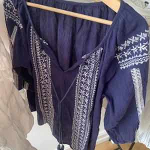 Super söt  blus - Jätte söt marinblå blus med vita detaljer. Inga skador och sparsamt använd då den inte kommer till användning💞